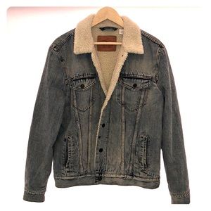 Levi’s light wash denim jacket size M